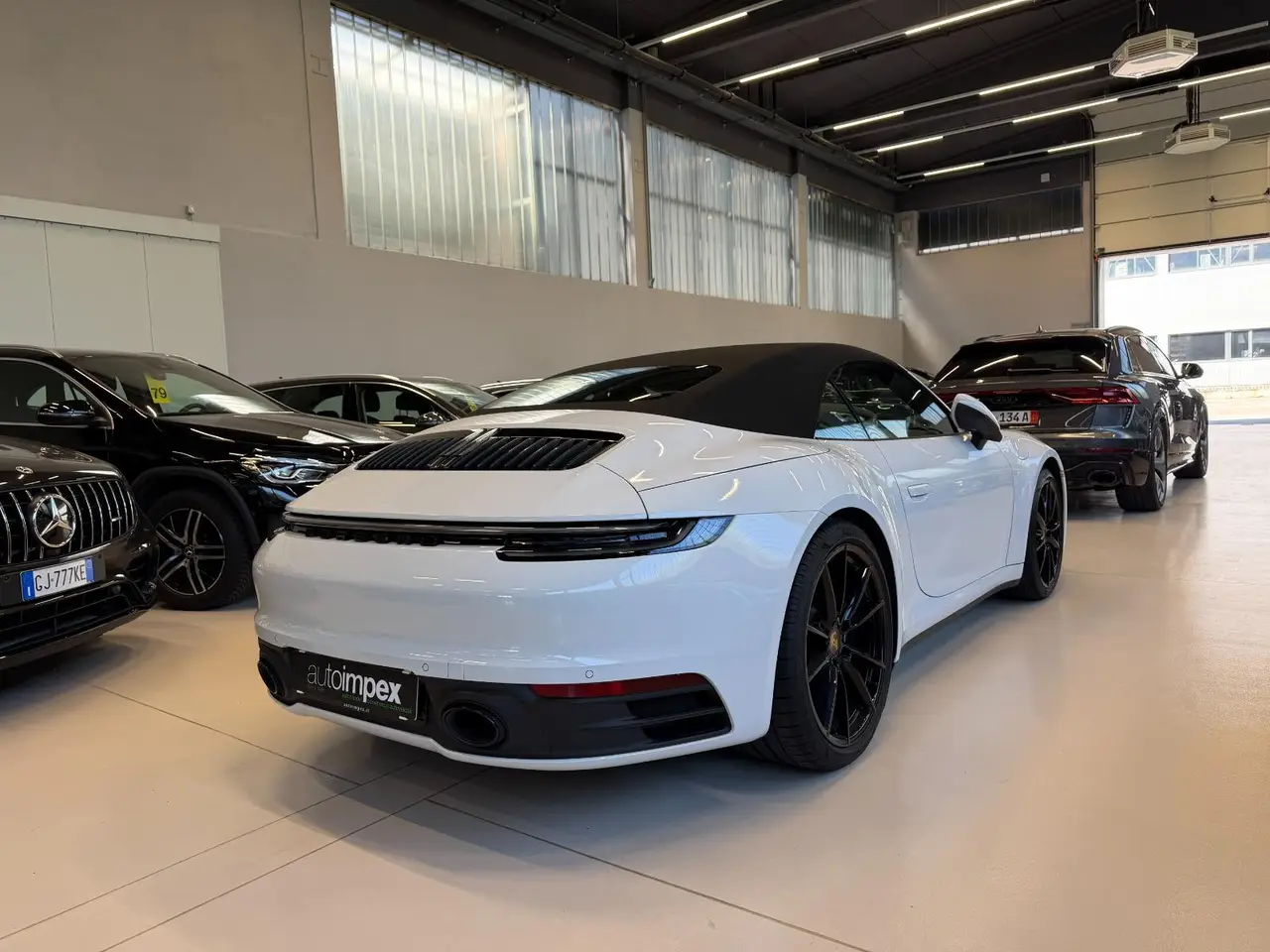 Porsche 911 Carrera S Cabrio (992) 2025, profil latéral — Geneva Luxury Car Rental, Genève. Porsche 911 Carrera S Cabrio (992) à Genève La Porsche 911 Carrera S Cabrio (992) 2025…