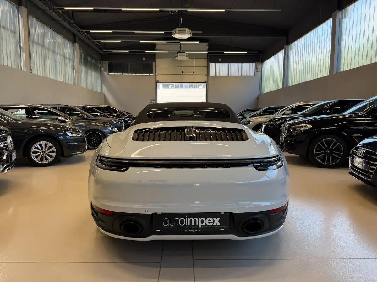 Porsche 911 Carrera S Cabrio (992) 2025, extérieur — Geneva Luxury Car Rental, Genève. Porsche 911 Carrera S Cabrio (992) à Genève La Porsche 911 Carrera S Cabrio (992) 2025…