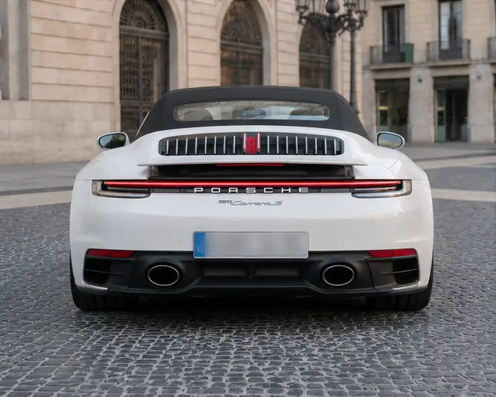 Porsche 911 Carrera S Cabrio (992) 2025, vue arrière — Geneva Luxury Car Rental, Genève. Porsche 911 Carrera S Cabrio (992) à Genève La Porsche 911 Carrera S Cabrio (992) 2025…