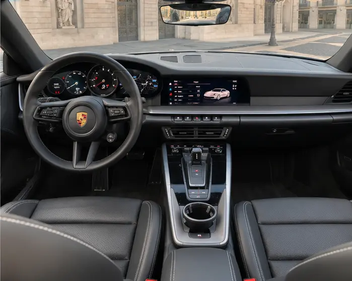 Porsche 911 Carrera S Cabrio (992) 2025, intérieur — Geneva Luxury Car Rental, Genève. Porsche 911 Carrera S Cabrio (992) à Genève La Porsche 911 Carrera S Cabrio (992) 2025…