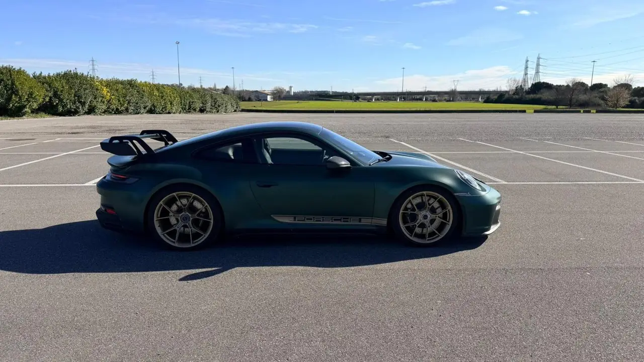 Porsche 911 GT3 2026, extérieur — Geneva Luxury Car Rental, Genève. Porsche 911 GT3 à Genève Le Porsche 911 GT3 2026 est proposé à la location à Genève parmi…