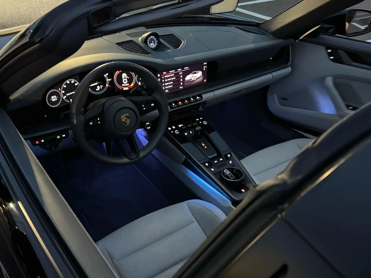 Porsche 911 Targa 2025, extérieur — Geneva Luxury Car Rental, Genève. Porsche 911 Targa à Genève La Porsche 911 Targa 2025 est proposée à la location à Genève.…