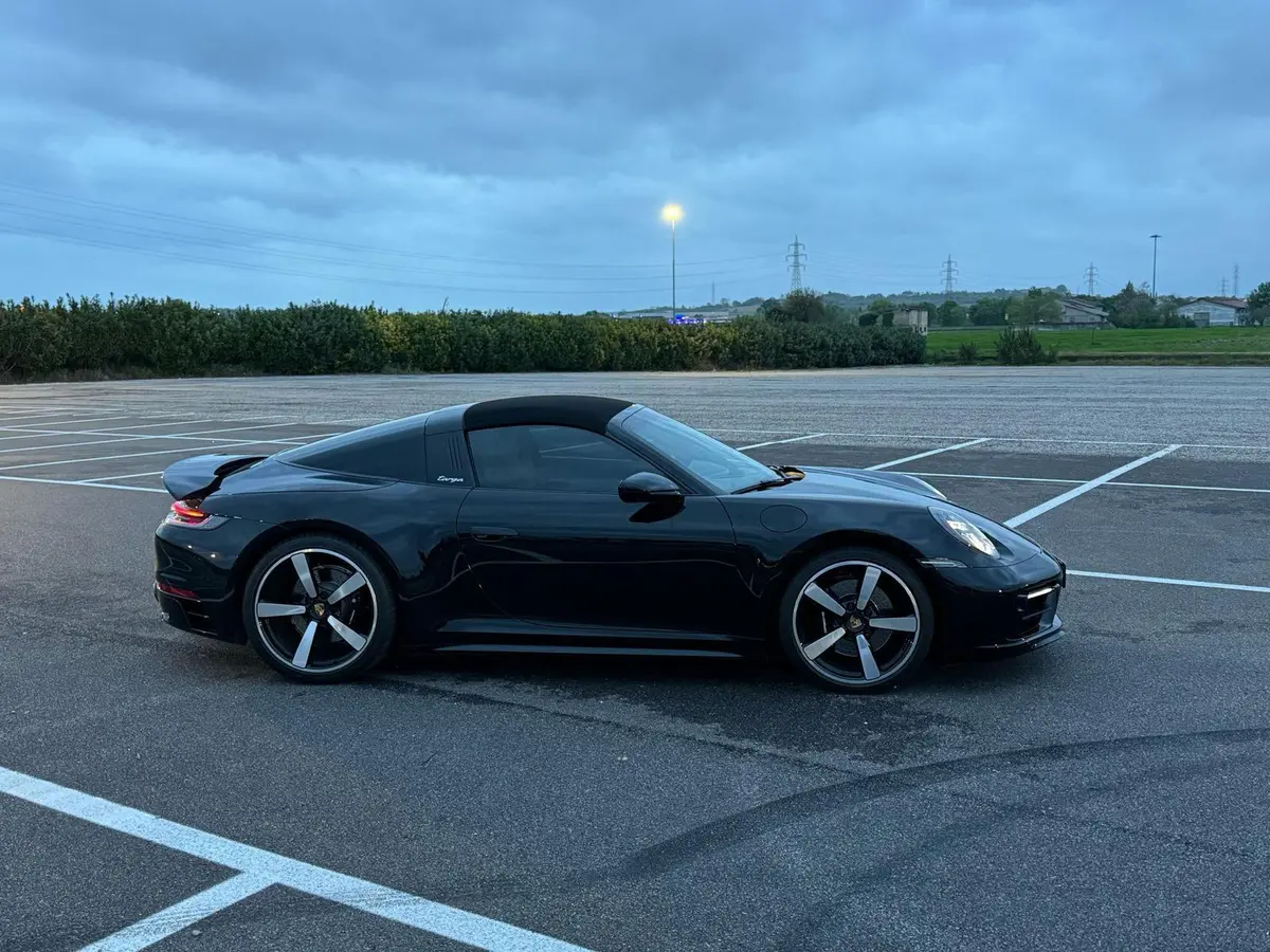 Porsche 911 Targa 2025, vue avant — Geneva Luxury Car Rental, Genève. Porsche 911 Targa à Genève La Porsche 911 Targa 2025 est proposée à la location à Genève.…