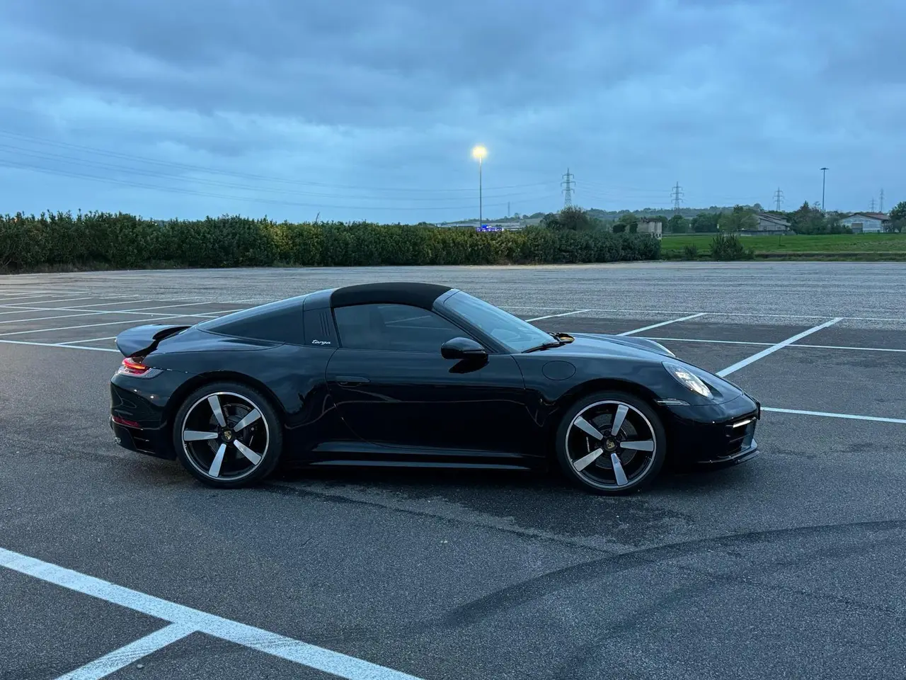 Porsche 911 Targa 2025, vue avant — Geneva Luxury Car Rental, Genève. Porsche 911 Targa à Genève La Porsche 911 Targa 2025 est proposée à la location à Genève.…