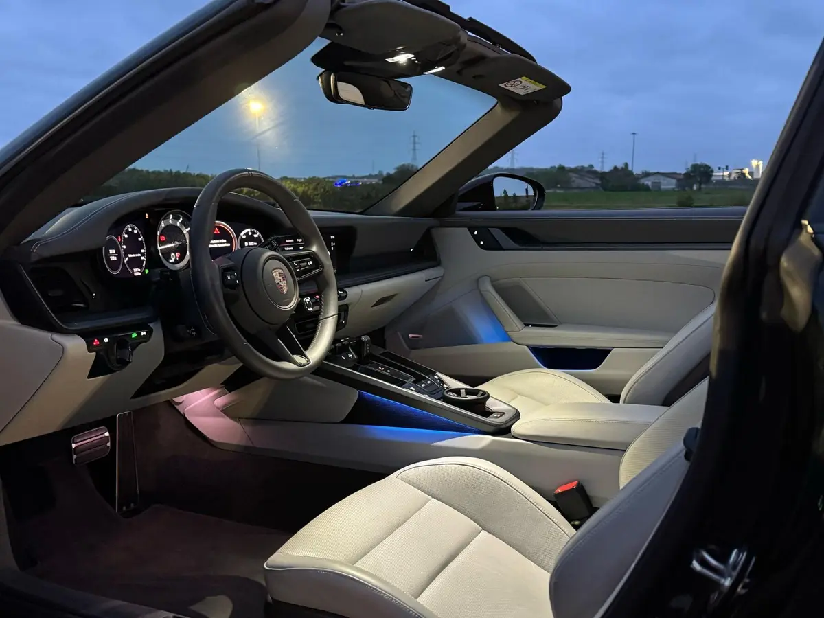 Porsche 911 Targa 2025, vue arrière — Geneva Luxury Car Rental, Genève. Porsche 911 Targa à Genève La Porsche 911 Targa 2025 est proposée à la location à Genève.…