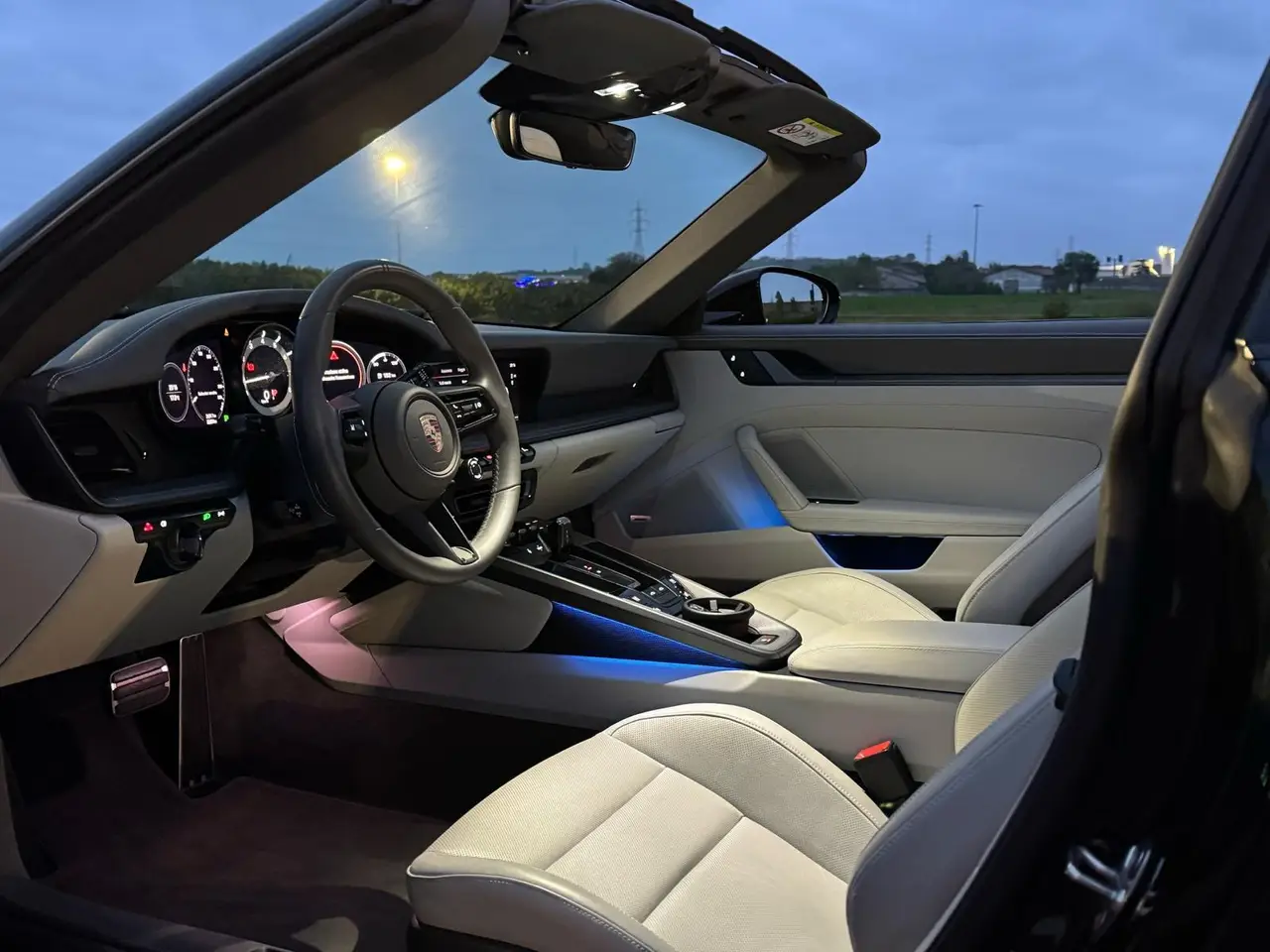 Porsche 911 Targa 2025, vue arrière — Geneva Luxury Car Rental, Genève. Porsche 911 Targa à Genève La Porsche 911 Targa 2025 est proposée à la location à Genève.…