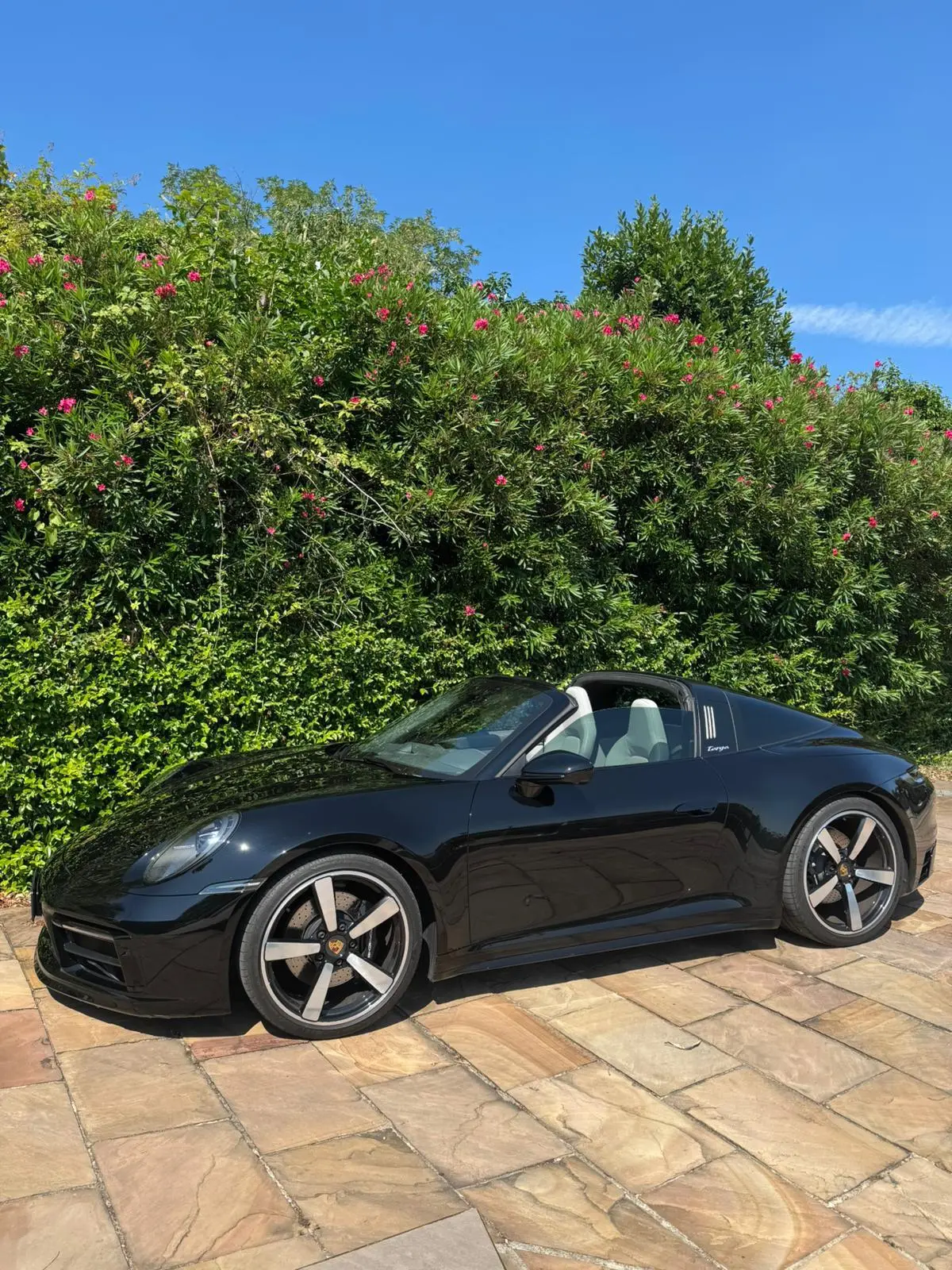 Porsche 911 Targa 2025 — Geneva Luxury Car Rental, Genève. Porsche 911 Targa à Genève La Porsche 911 Targa 2025 est proposée à la location à Genève.…