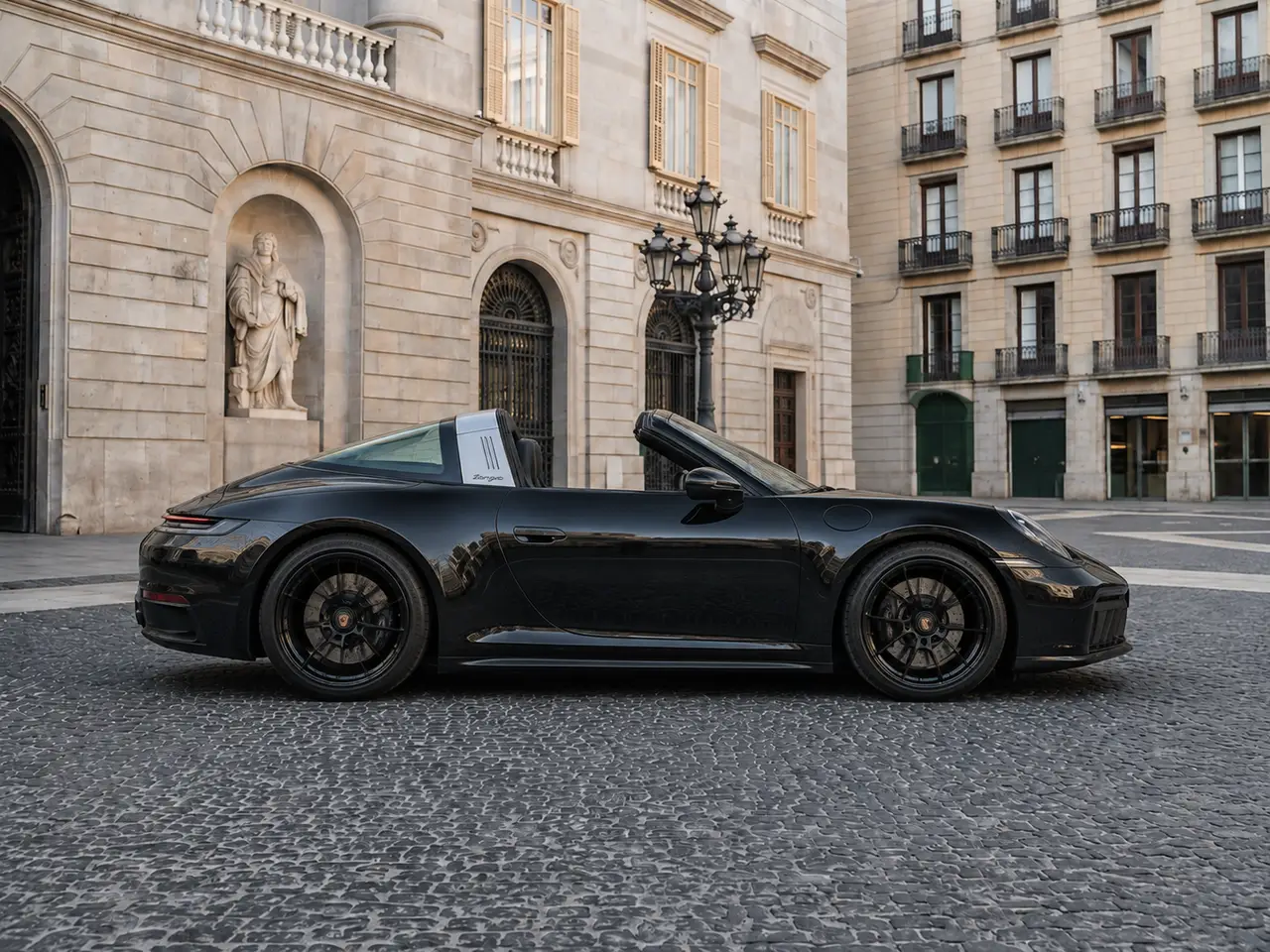 Porsche 911 Targa 2025, vue avant — Geneva Luxury Car Rental, Genève. Porsche 911 Targa à Genève La Porsche 911 Targa 2025 est proposée à la location à Genève.…