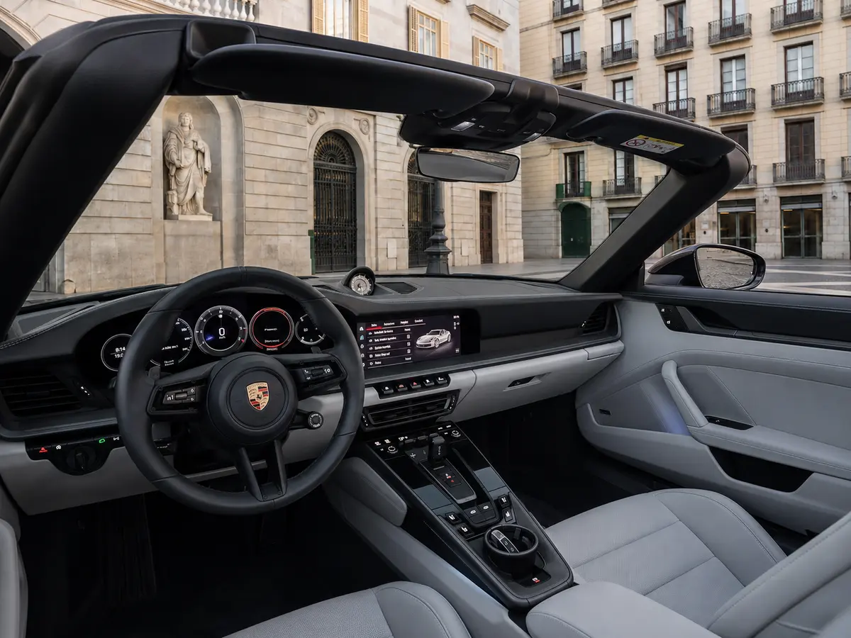 Porsche 911 Targa 2025, intérieur — Geneva Luxury Car Rental, Genève. Porsche 911 Targa à Genève La Porsche 911 Targa 2025 est proposée à la location à Genève.…