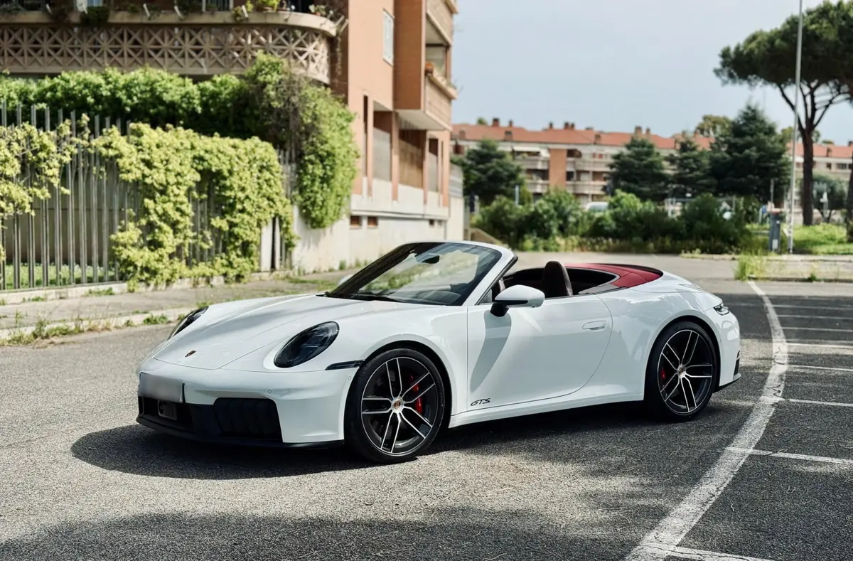 Porsche 992.2 Carrera 4 GTS Cabrio 2025 — Geneva Luxury Car Rental, Genève. Porsche 992.2 Carrera 4 GTS Cabrio à Genève La Porsche 992.2 Carrera 4 GTS Cabrio 2025…