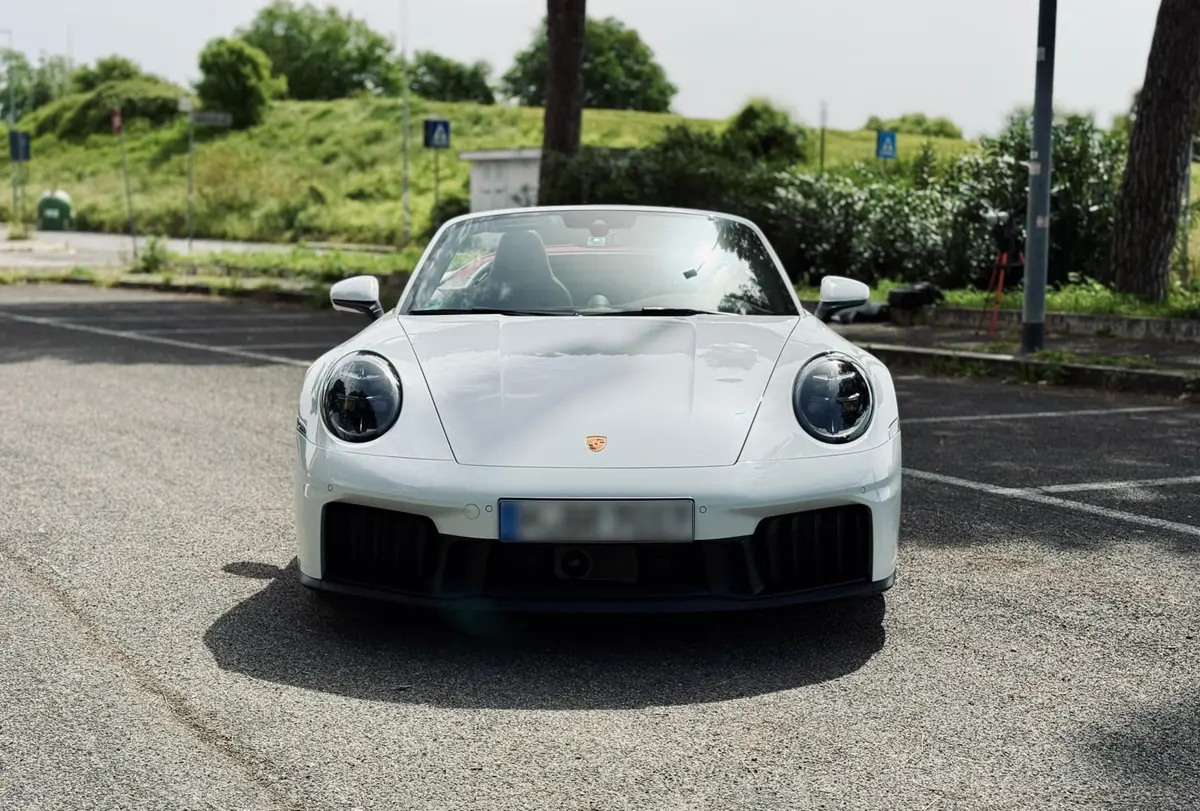 Porsche 992.2 Carrera 4 GTS Cabrio 2025, extérieur — Geneva Luxury Car Rental, Genève. Porsche 992.2 Carrera 4 GTS Cabrio à Genève La Porsche 992.2 Carrera 4 GTS Cabrio 2025…