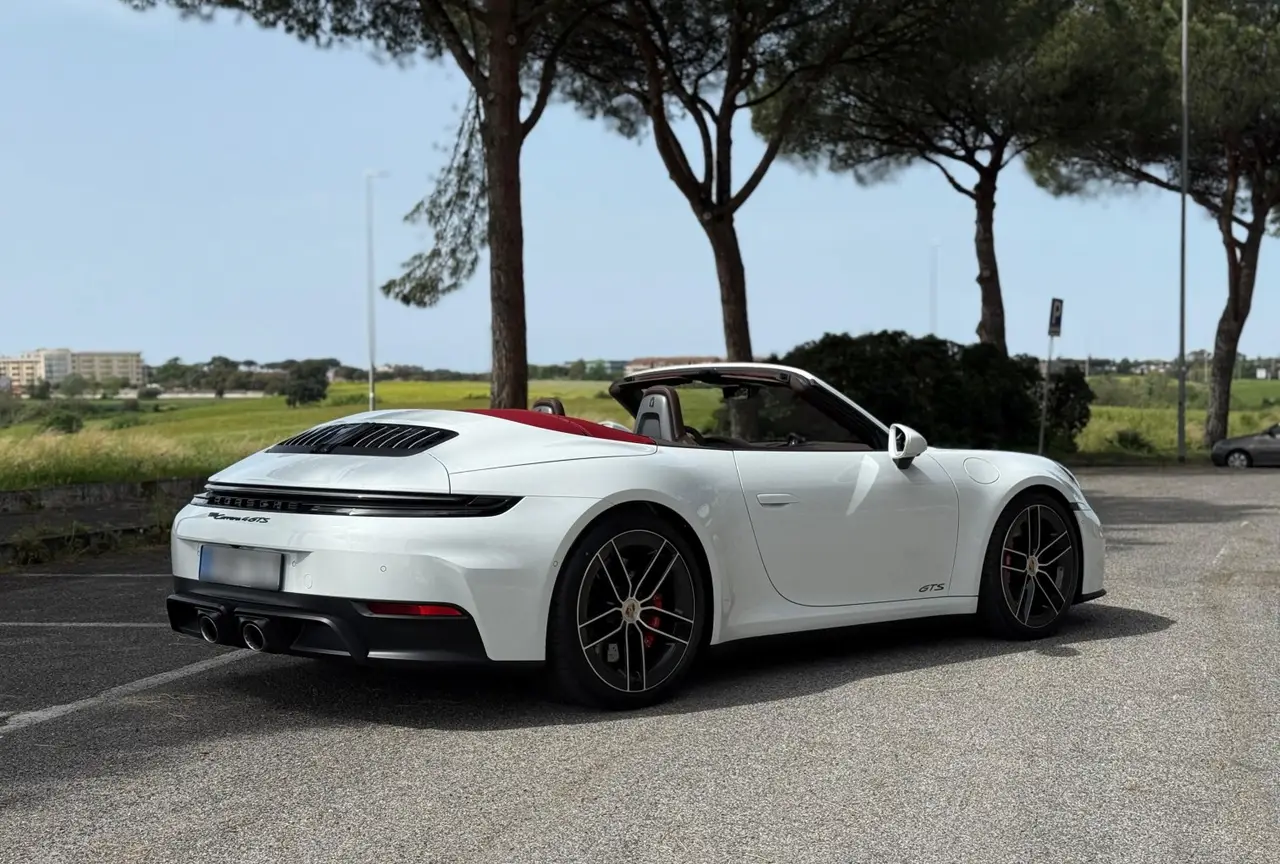 Porsche 992.2 Carrera 4 GTS Cabrio 2025, vue avant — Geneva Luxury Car Rental, Genève. Porsche 992.2 Carrera 4 GTS Cabrio à Genève La Porsche 992.2 Carrera 4 GTS Cabrio 2025…