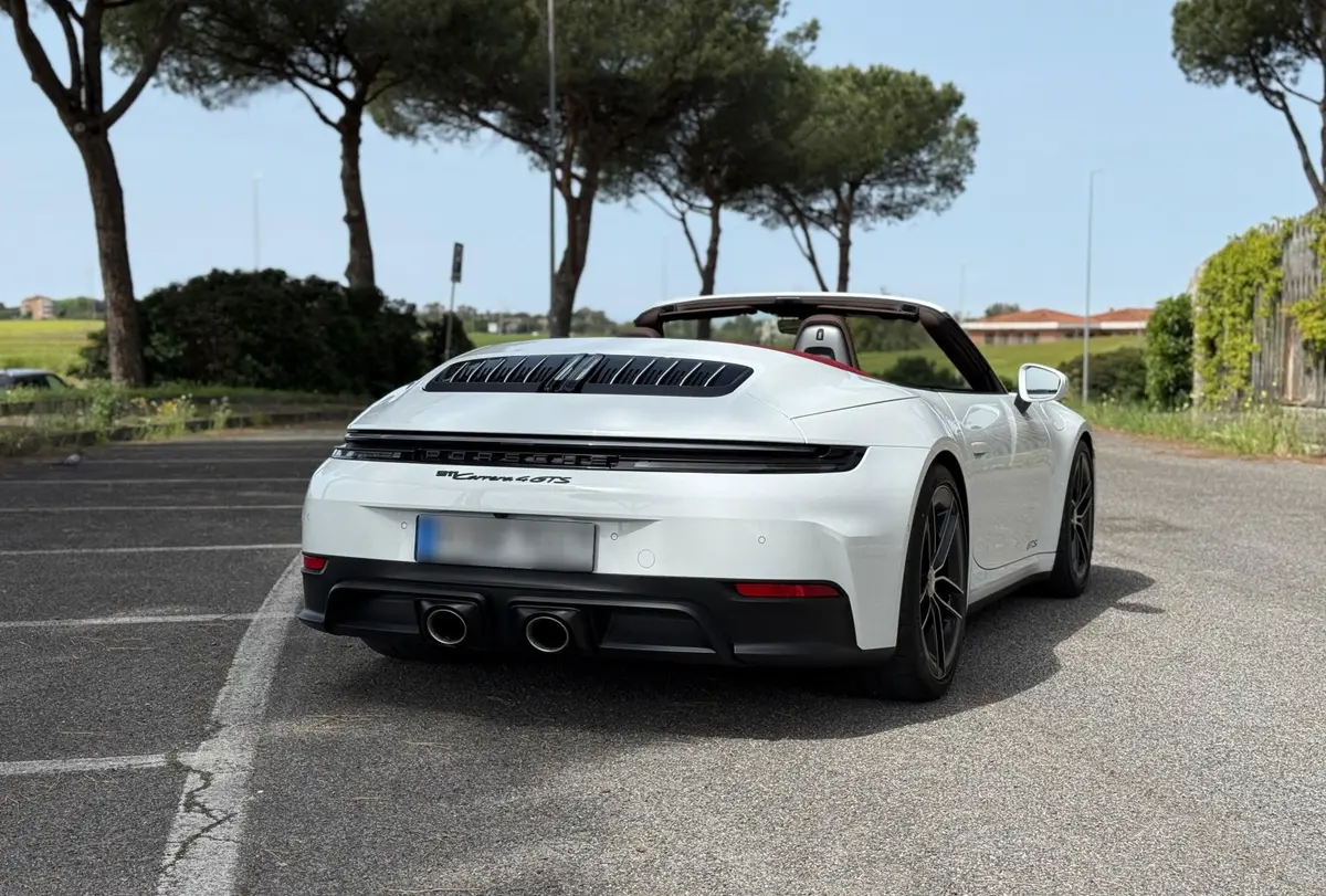 Porsche 992.2 Carrera 4 GTS Cabrio 2025, vue arrière — Geneva Luxury Car Rental, Genève. Porsche 992.2 Carrera 4 GTS Cabrio à Genève La Porsche 992.2 Carrera 4 GTS Cabrio 2025…