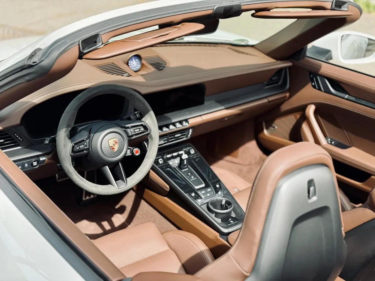 Porsche 992.2 Carrera 4 GTS Cabrio 2025, intérieur — Geneva Luxury Car Rental, Genève. Porsche 992.2 Carrera 4 GTS Cabrio à Genève La Porsche 992.2 Carrera 4 GTS Cabrio 2025…