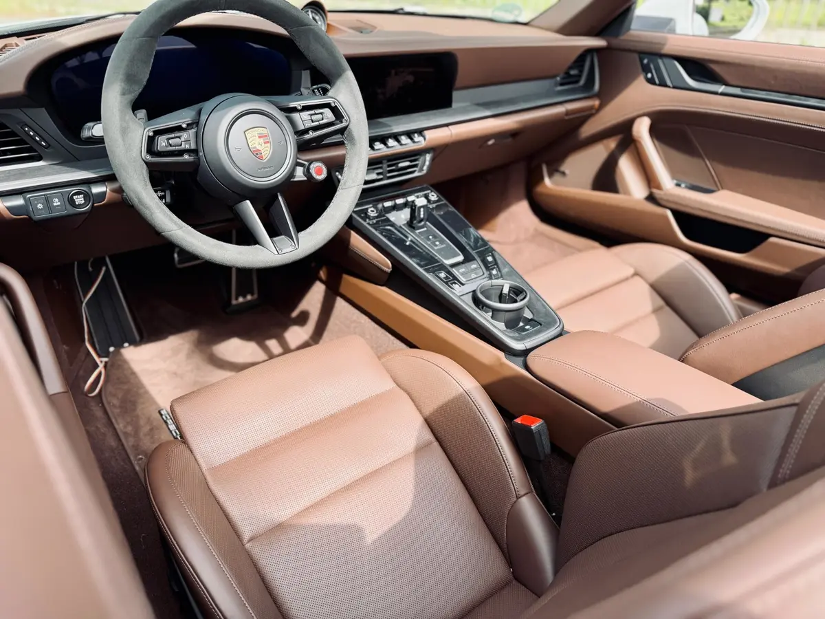 Porsche 992.2 Carrera 4 GTS Cabrio 2025, tableau de bord — Geneva Luxury Car Rental, Genève. Porsche 992.2 Carrera 4 GTS Cabrio à Genève La Porsche 992.2 Carrera 4 GTS Cabrio 2025…