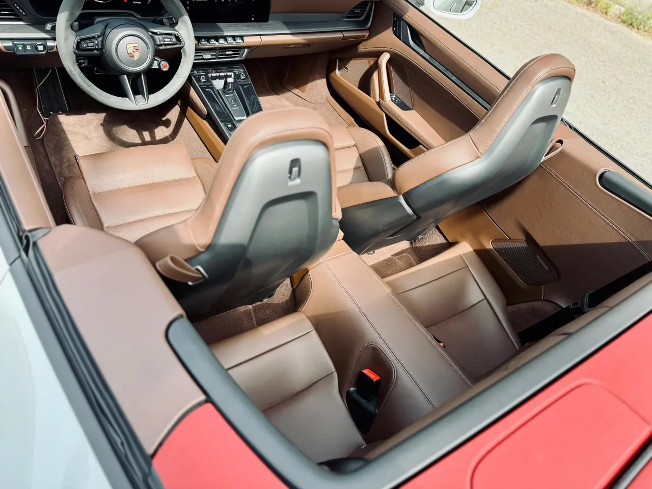 Porsche 992.2 Carrera 4 GTS Cabrio 2025, profil latéral — Geneva Luxury Car Rental, Genève. Porsche 992.2 Carrera 4 GTS Cabrio à Genève La Porsche 992.2 Carrera 4 GTS Cabrio 2025…