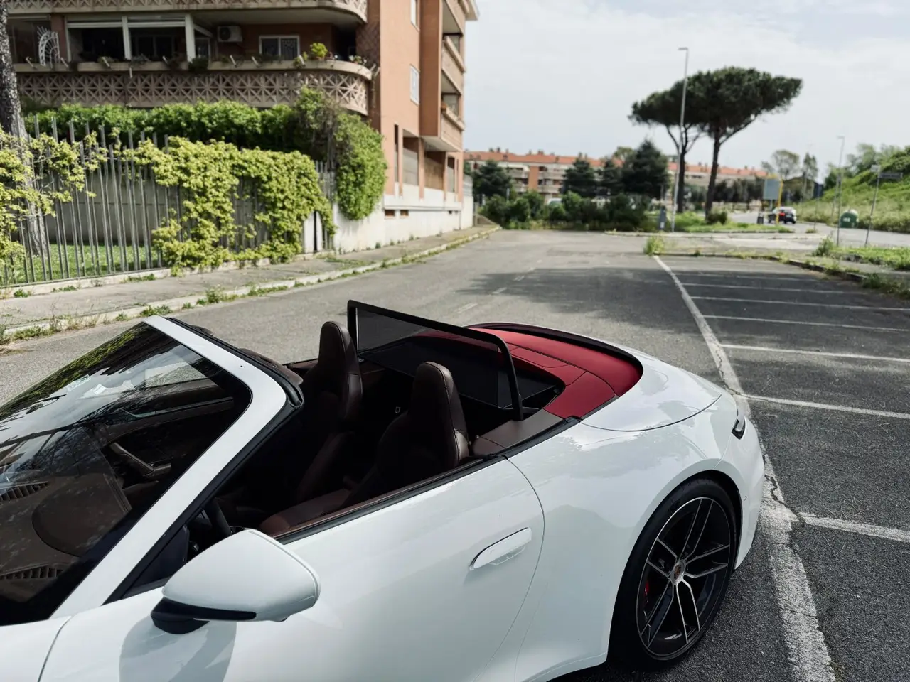 Porsche 992.2 Carrera 4 GTS Cabrio 2025, extérieur — Geneva Luxury Car Rental, Genève. Porsche 992.2 Carrera 4 GTS Cabrio à Genève La Porsche 992.2 Carrera 4 GTS Cabrio 2025…