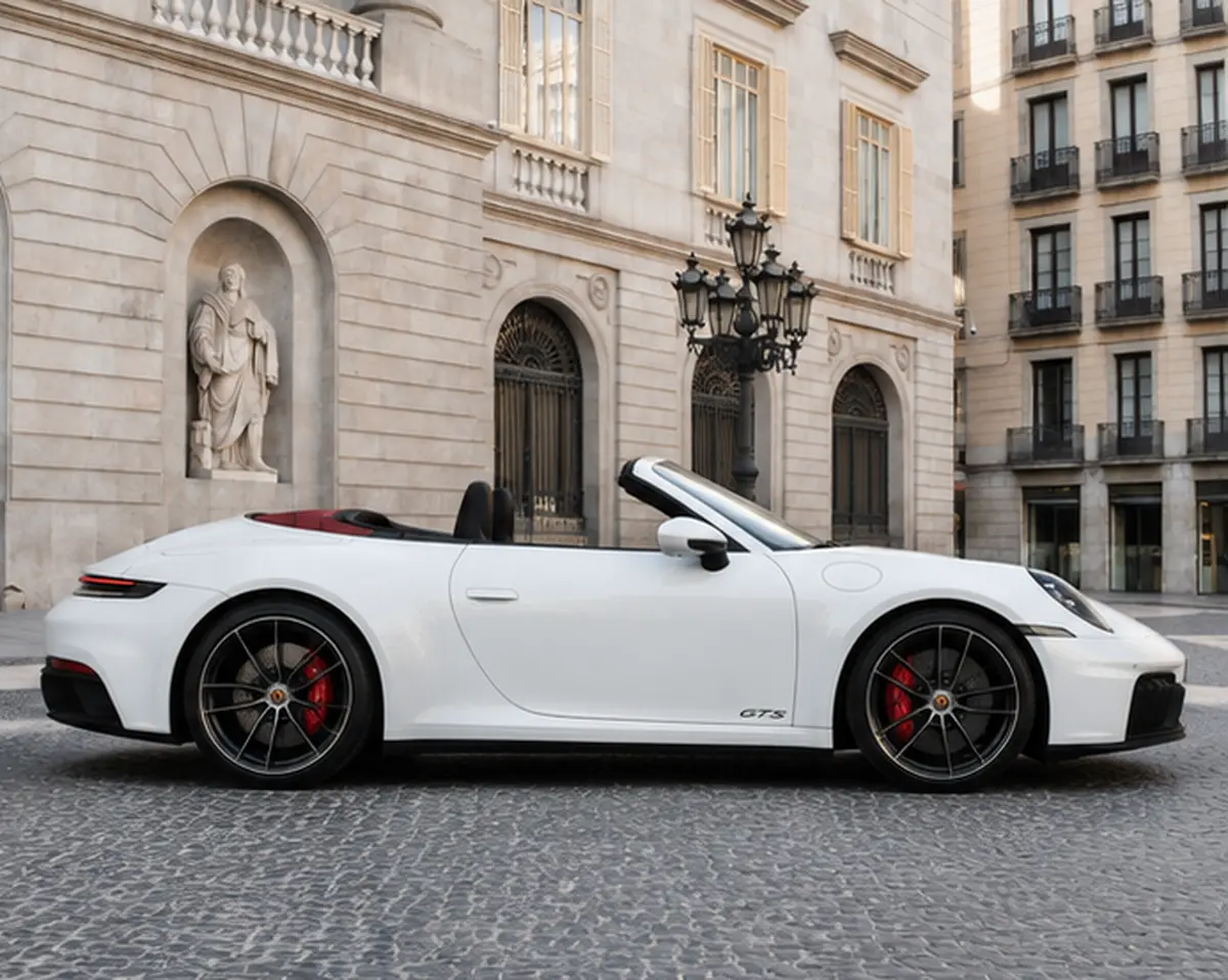 Porsche 992.2 Carrera 4 GTS Cabrio 2025, vue avant — Geneva Luxury Car Rental, Genève. Porsche 992.2 Carrera 4 GTS Cabrio à Genève La Porsche 992.2 Carrera 4 GTS Cabrio 2025…