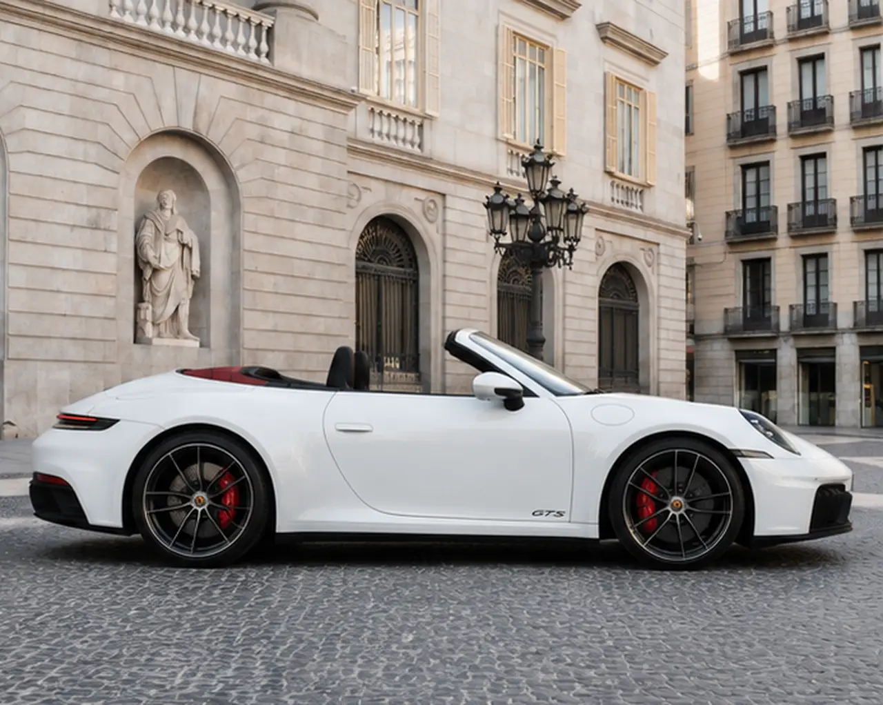 Porsche 992.2 Carrera 4 GTS Cabrio 2025, vue avant — Geneva Luxury Car Rental, Genève. Porsche 992.2 Carrera 4 GTS Cabrio à Genève La Porsche 992.2 Carrera 4 GTS Cabrio 2025…