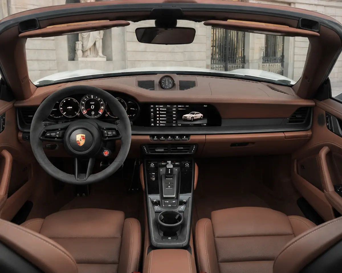 Porsche 992.2 Carrera 4 GTS Cabrio 2025, intérieur — Geneva Luxury Car Rental, Genève. Porsche 992.2 Carrera 4 GTS Cabrio à Genève La Porsche 992.2 Carrera 4 GTS Cabrio 2025…