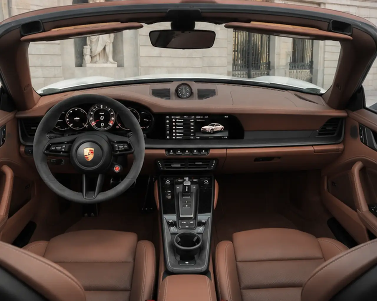 Porsche 992.2 Carrera 4 GTS Cabrio 2025, intérieur — Geneva Luxury Car Rental, Genève. Porsche 992.2 Carrera 4 GTS Cabrio à Genève La Porsche 992.2 Carrera 4 GTS Cabrio 2025…