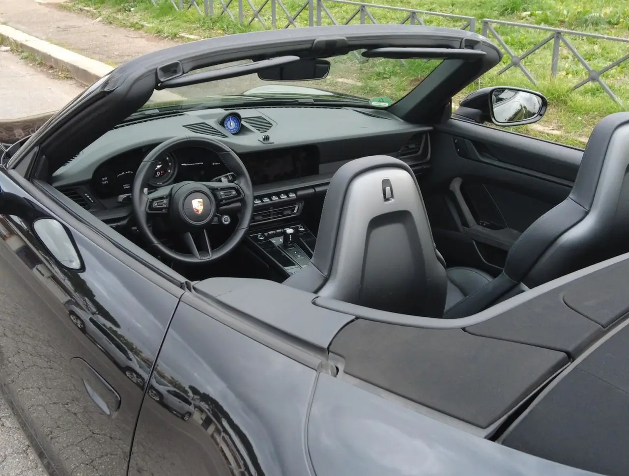 Porsche 992 Carrera 4 GTS Cabrio 2024, intérieur — Geneva Luxury Car Rental, Genève. Porsche 992 Carrera 4 GTS Cabrio à Genève Le Porsche 992 Carrera 4 GTS Cabrio 2024 est…