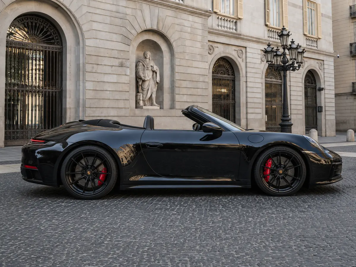 Porsche 992 Carrera 4 GTS Cabrio 2024, vue avant — Geneva Luxury Car Rental, Genève. Porsche 992 Carrera 4 GTS Cabrio à Genève Le Porsche 992 Carrera 4 GTS Cabrio 2024 est…