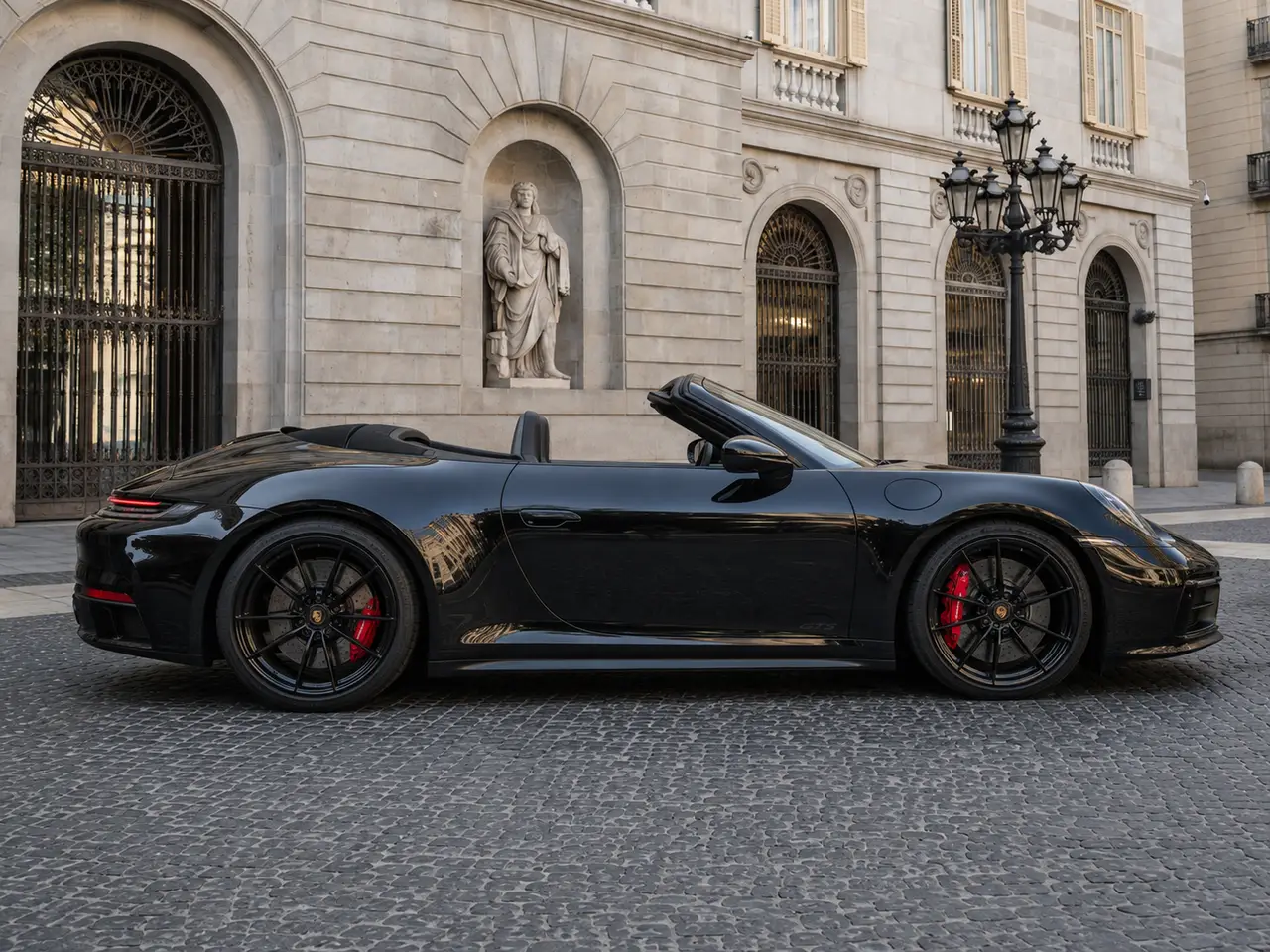 Porsche 992 Carrera 4 GTS Cabrio 2024, vue avant — Geneva Luxury Car Rental, Genève. Porsche 992 Carrera 4 GTS Cabrio à Genève Le Porsche 992 Carrera 4 GTS Cabrio 2024 est…