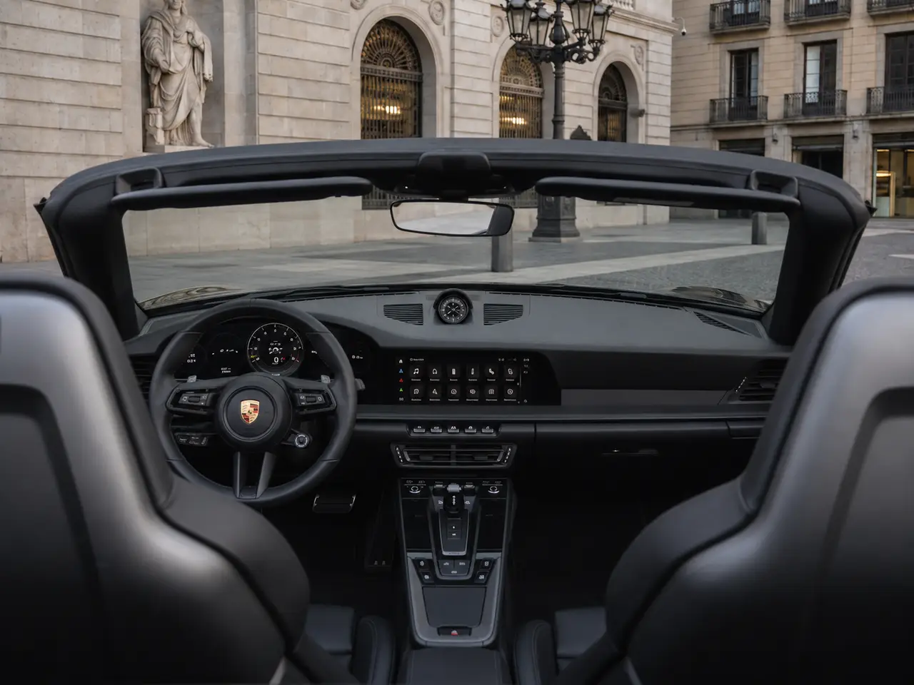 Porsche 992 Carrera 4 GTS Cabrio 2024, intérieur — Geneva Luxury Car Rental, Genève. Porsche 992 Carrera 4 GTS Cabrio à Genève Le Porsche 992 Carrera 4 GTS Cabrio 2024 est…