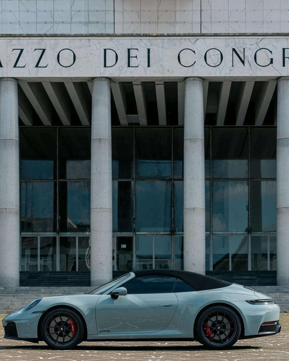 Porsche Carrera Spyder 992,2 GTS 2025, vue avant — Geneva Luxury Car Rental, Genève. Porsche Carrera Spyder 992,2 GTS à Genève La Porsche Carrera Spyder 992,2 GTS 2025 est…