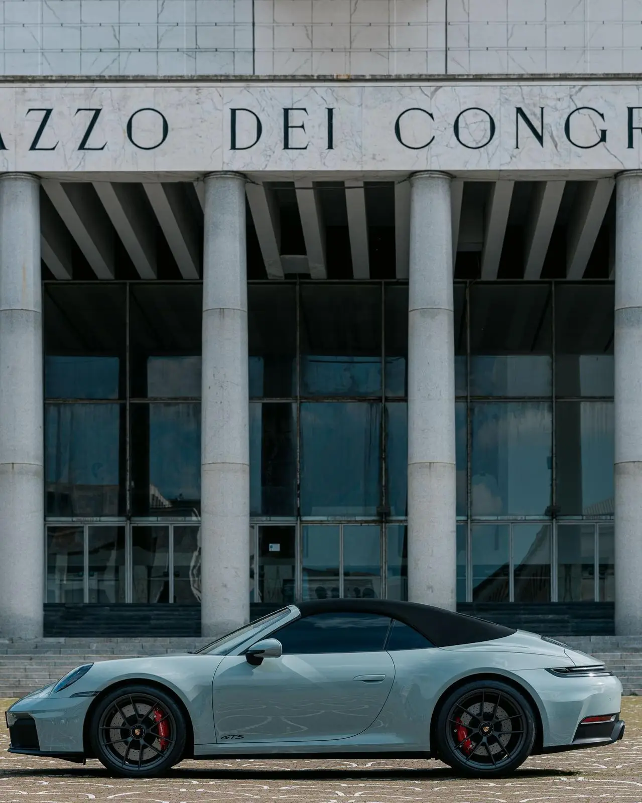 Porsche Carrera Spyder 992,2 GTS 2025, vue avant — Geneva Luxury Car Rental, Genève. Porsche Carrera Spyder 992,2 GTS à Genève La Porsche Carrera Spyder 992,2 GTS 2025 est…