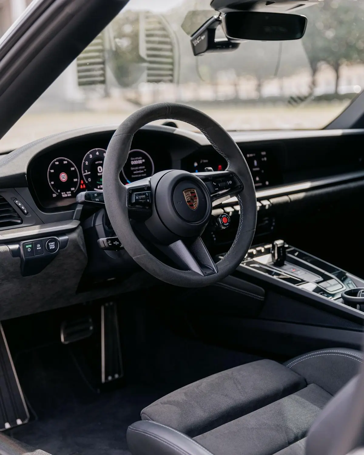 Porsche Carrera Spyder 992,2 GTS 2025, vue arrière — Geneva Luxury Car Rental, Genève. Porsche Carrera Spyder 992,2 GTS à Genève La Porsche Carrera Spyder 992,2 GTS 2025 est…