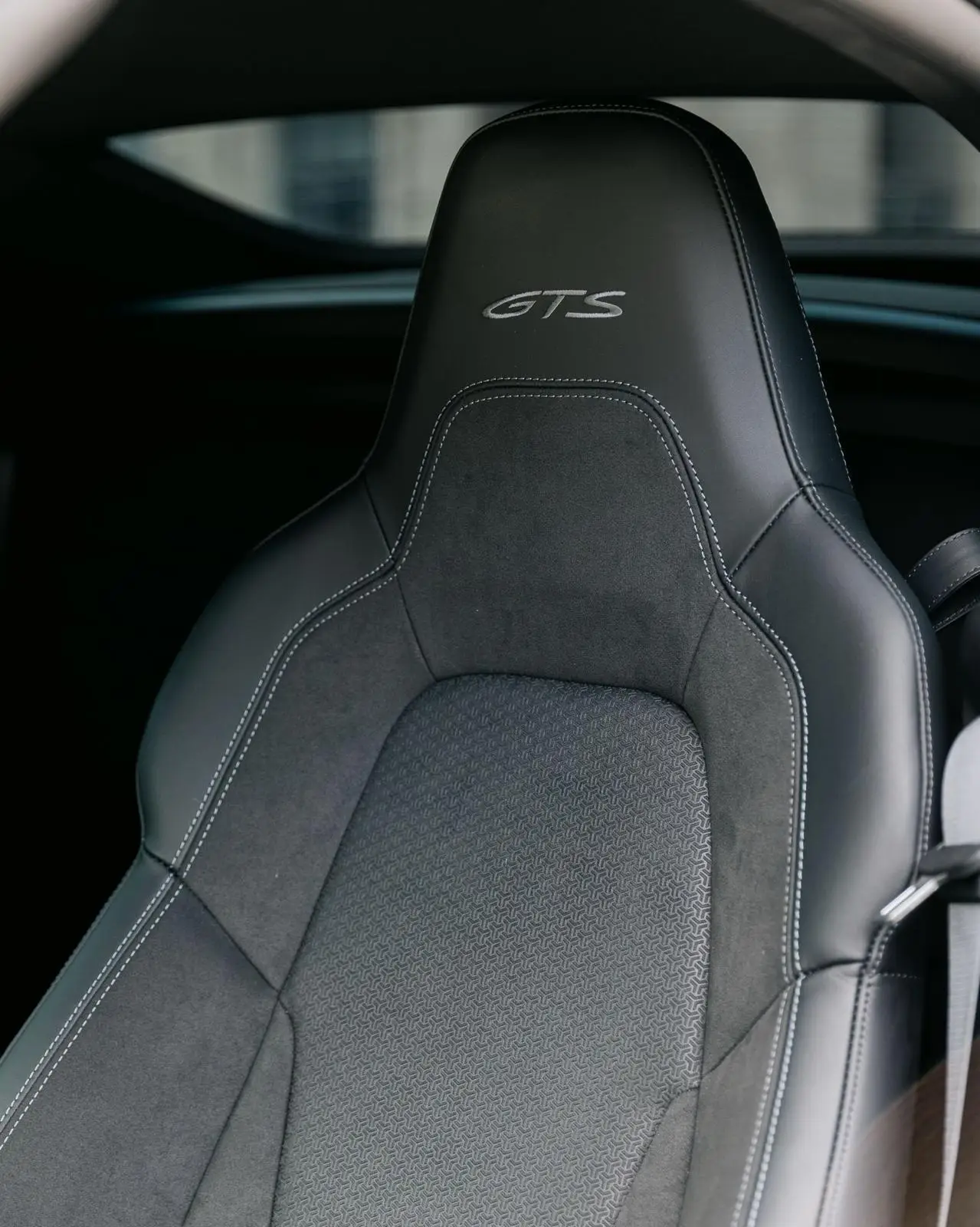Porsche Carrera Spyder 992,2 GTS 2025, intérieur — Geneva Luxury Car Rental, Genève. Porsche Carrera Spyder 992,2 GTS à Genève La Porsche Carrera Spyder 992,2 GTS 2025 est…