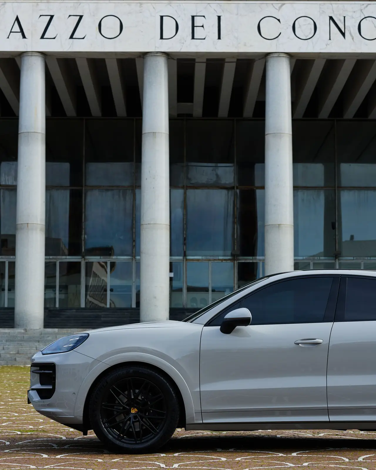 Porsche Cayenne 2025, vue avant — Geneva Luxury Car Rental, Genève. Porsche Cayenne à Genève La Porsche Cayenne 2025 est proposée à la location à Genève dans…
