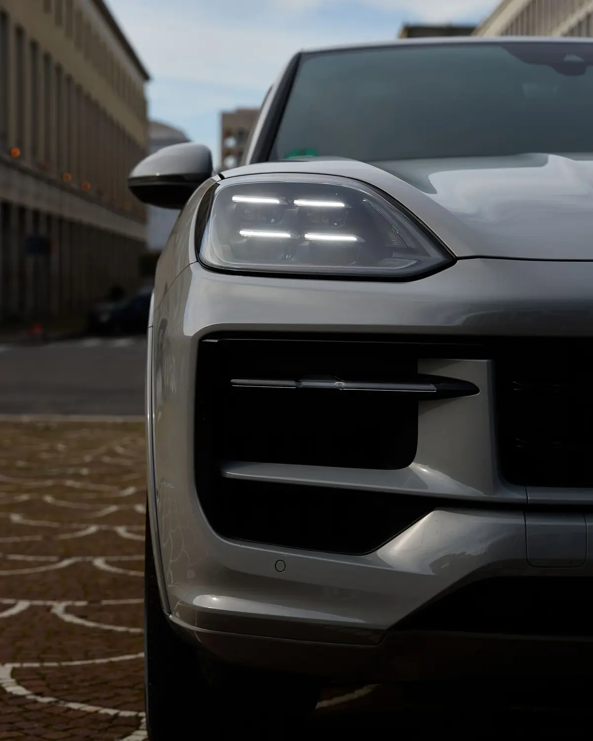 Porsche Cayenne 2025, vue arrière — Geneva Luxury Car Rental, Genève. Porsche Cayenne à Genève La Porsche Cayenne 2025 est proposée à la location à Genève dans…