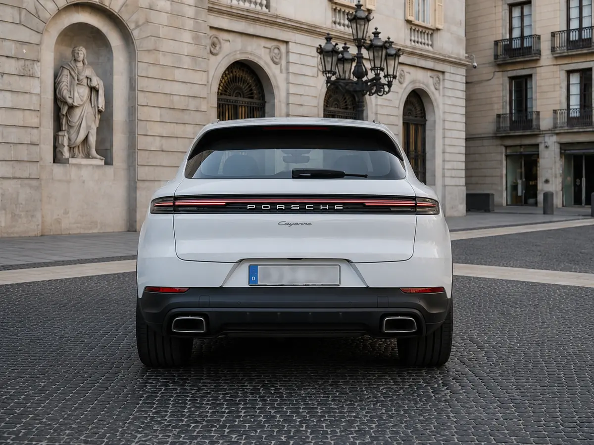 Porsche Cayenne 2025, vue arrière — Geneva Luxury Car Rental, Genève. Porsche Cayenne à Genève La Porsche Cayenne 2025 est proposée à la location à Genève dans…