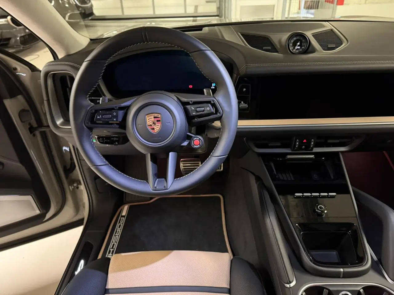 Porsche Cayenne Turbo E-Hybrid Coupé GT 2026, extérieur — Geneva Luxury Car Rental, Genève. Porsche Cayenne Turbo E-Hybrid Coupé GT à Genève Le Porsche Cayenne Turbo E-Hybrid Coupé…