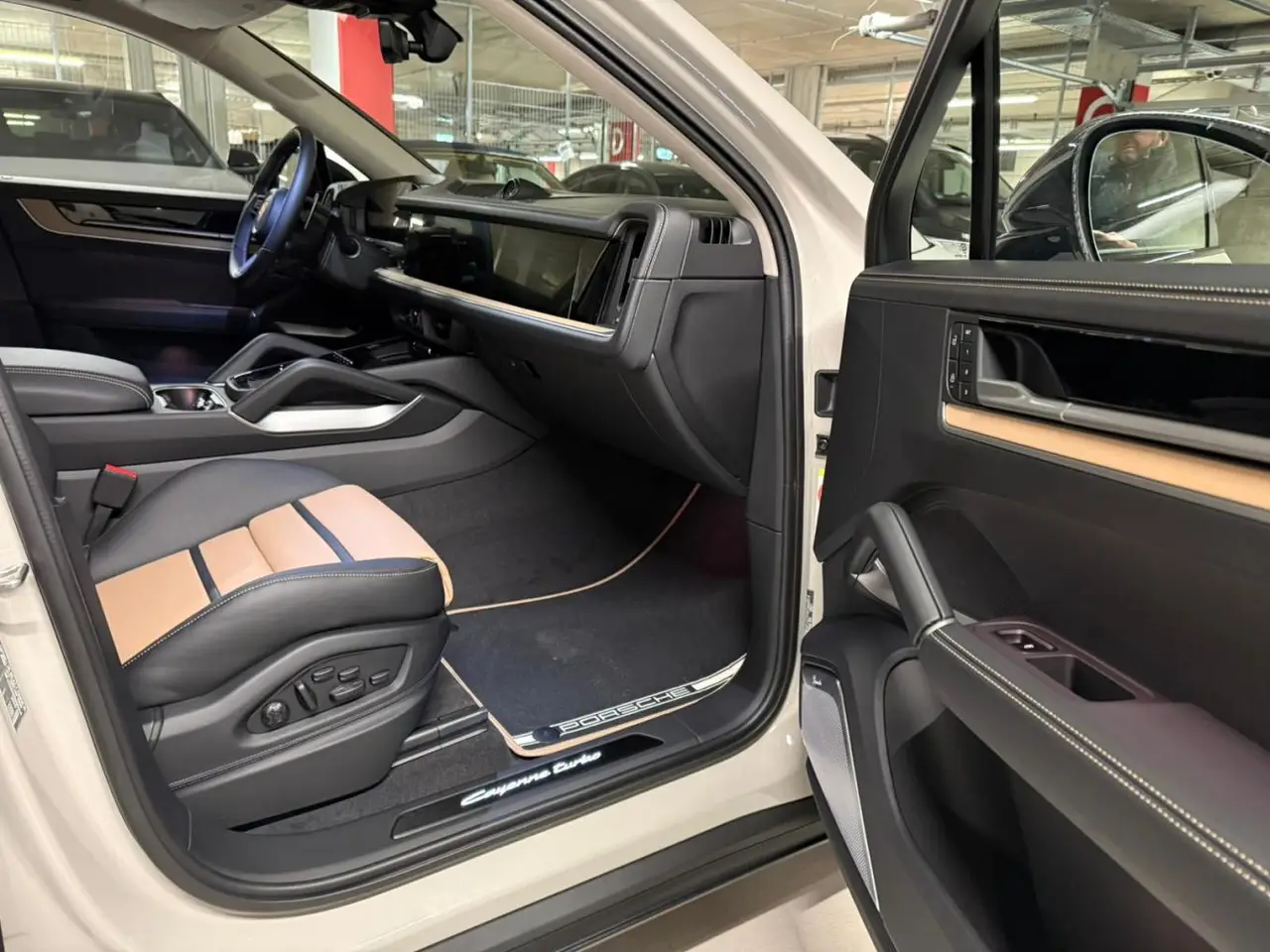 Porsche Cayenne Turbo E-Hybrid Coupé GT 2026, vue arrière — Geneva Luxury Car Rental, Genève. Porsche Cayenne Turbo E-Hybrid Coupé GT à Genève Le Porsche Cayenne Turbo E-Hybrid Coupé…