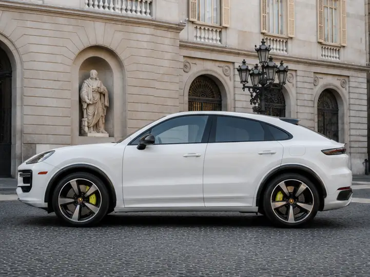 Porsche Cayenne Turbo E-Hybrid Coupé GT 2026, extérieur — Geneva Luxury Car Rental, Genève. Porsche Cayenne Turbo E-Hybrid Coupé GT à Genève Le Porsche Cayenne Turbo E-Hybrid Coupé…