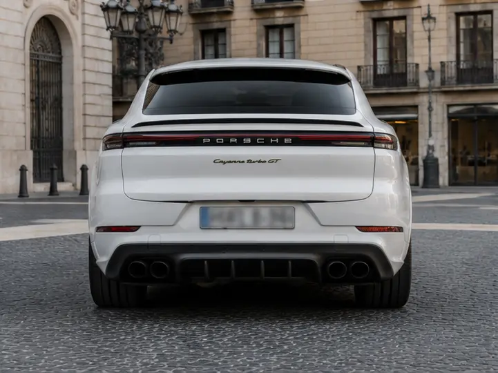 Porsche Cayenne Turbo E-Hybrid Coupé GT 2026, vue arrière — Geneva Luxury Car Rental, Genève. Porsche Cayenne Turbo E-Hybrid Coupé GT à Genève Le Porsche Cayenne Turbo E-Hybrid Coupé…