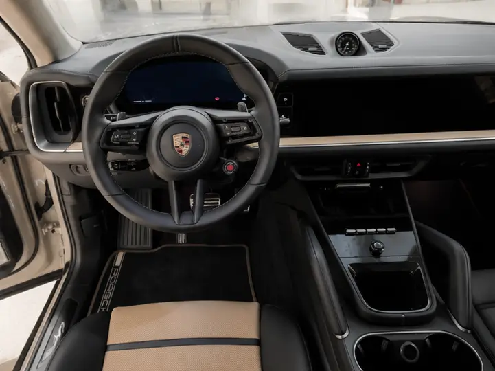 Porsche Cayenne Turbo E-Hybrid Coupé GT 2026, intérieur — Geneva Luxury Car Rental, Genève. Porsche Cayenne Turbo E-Hybrid Coupé GT à Genève Le Porsche Cayenne Turbo E-Hybrid Coupé…
