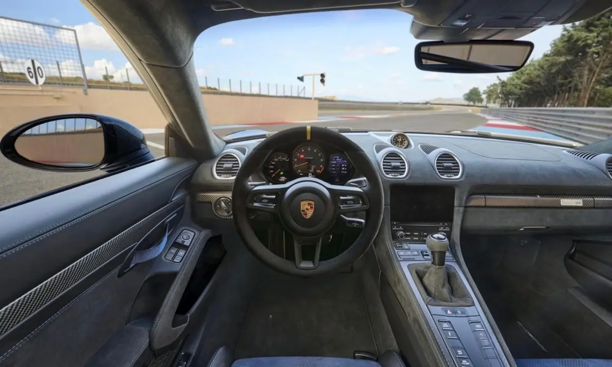 Porsche GT4 RS 2024, extérieur — Geneva Luxury Car Rental, Genève. Porsche GT4 RS à Genève La Porsche GT4 RS 2024 fait partie des modèles disponibles à la…