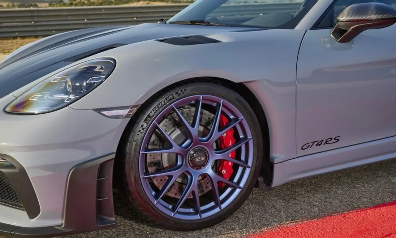 Porsche GT4 RS 2024, vue avant — Geneva Luxury Car Rental, Genève. Porsche GT4 RS à Genève La Porsche GT4 RS 2024 fait partie des modèles disponibles à la…