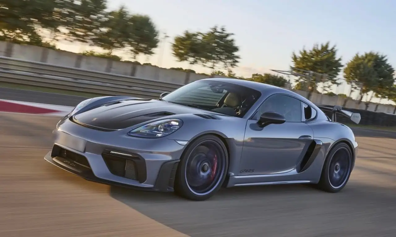 Porsche GT4 RS 2024, vue arrière — Geneva Luxury Car Rental, Genève. Porsche GT4 RS à Genève La Porsche GT4 RS 2024 fait partie des modèles disponibles à la…