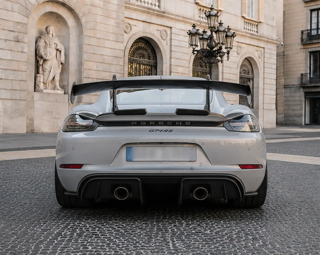 Porsche GT4 RS 2024, vue arrière — Geneva Luxury Car Rental, Genève. Porsche GT4 RS à Genève La Porsche GT4 RS 2024 fait partie des modèles disponibles à la…