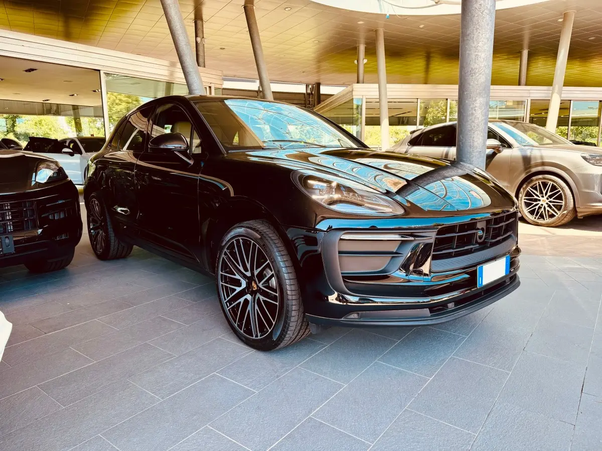 Porsche Macan 2024, extérieur — Geneva Luxury Car Rental, Genève. Porsche Macan à Genève Louer un Porsche Macan à Genève, c'est disposer d'un SUV 2024…