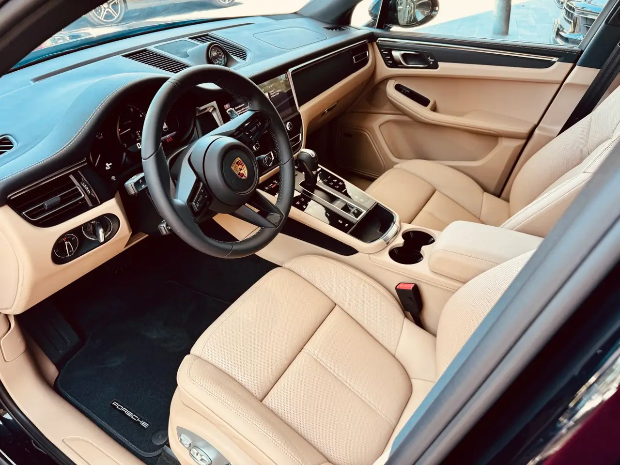 Porsche Macan 2024, vue avant — Geneva Luxury Car Rental, Genève. Porsche Macan à Genève Louer un Porsche Macan à Genève, c'est disposer d'un SUV 2024…