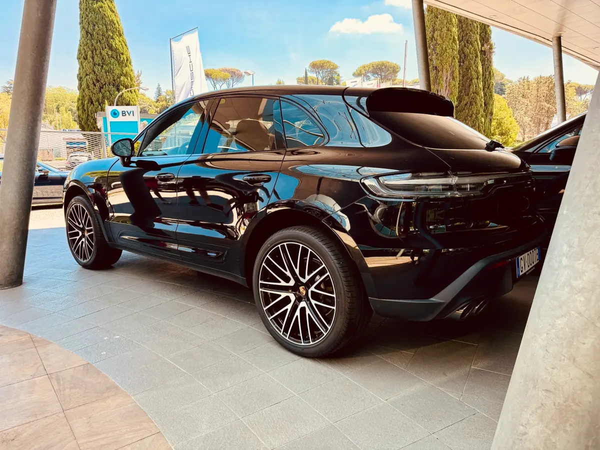 Porsche Macan 2024, vue arrière — Geneva Luxury Car Rental, Genève. Porsche Macan à Genève Louer un Porsche Macan à Genève, c'est disposer d'un SUV 2024…