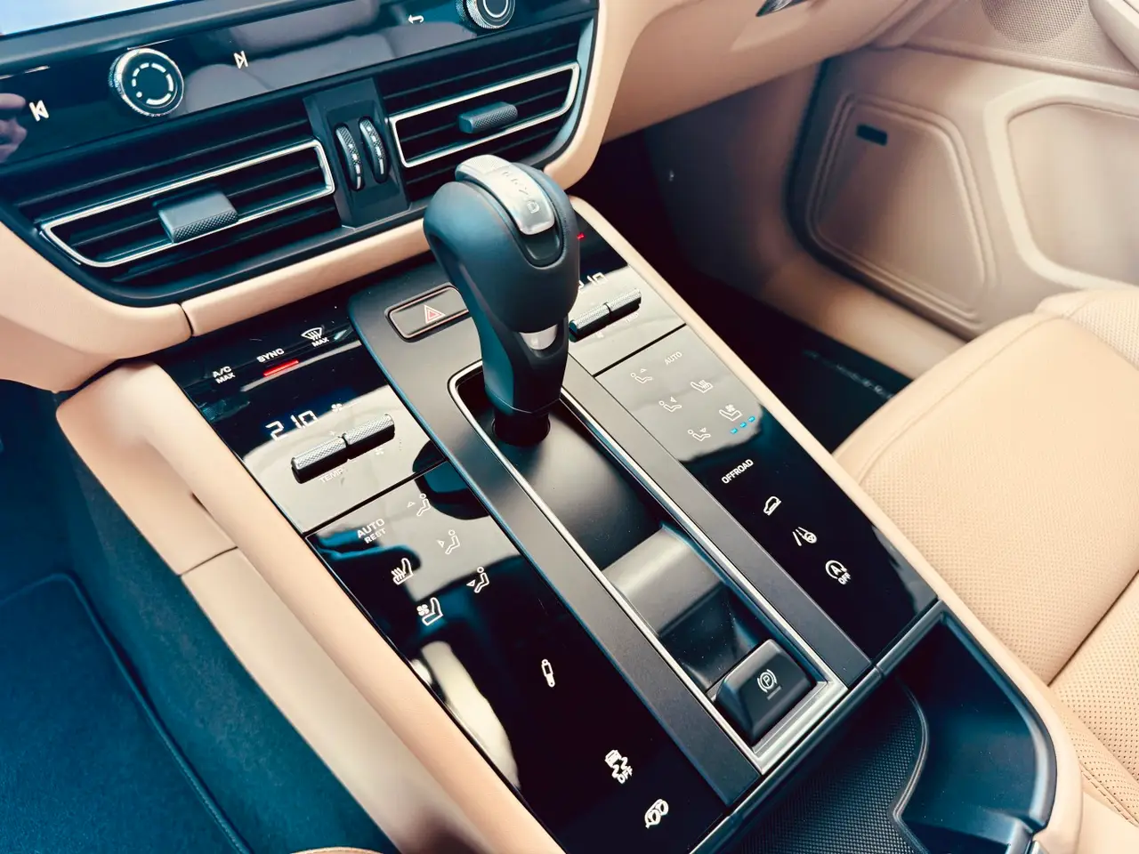 Porsche Macan 2024, intérieur — Geneva Luxury Car Rental, Genève. Porsche Macan à Genève Louer un Porsche Macan à Genève, c'est disposer d'un SUV 2024…