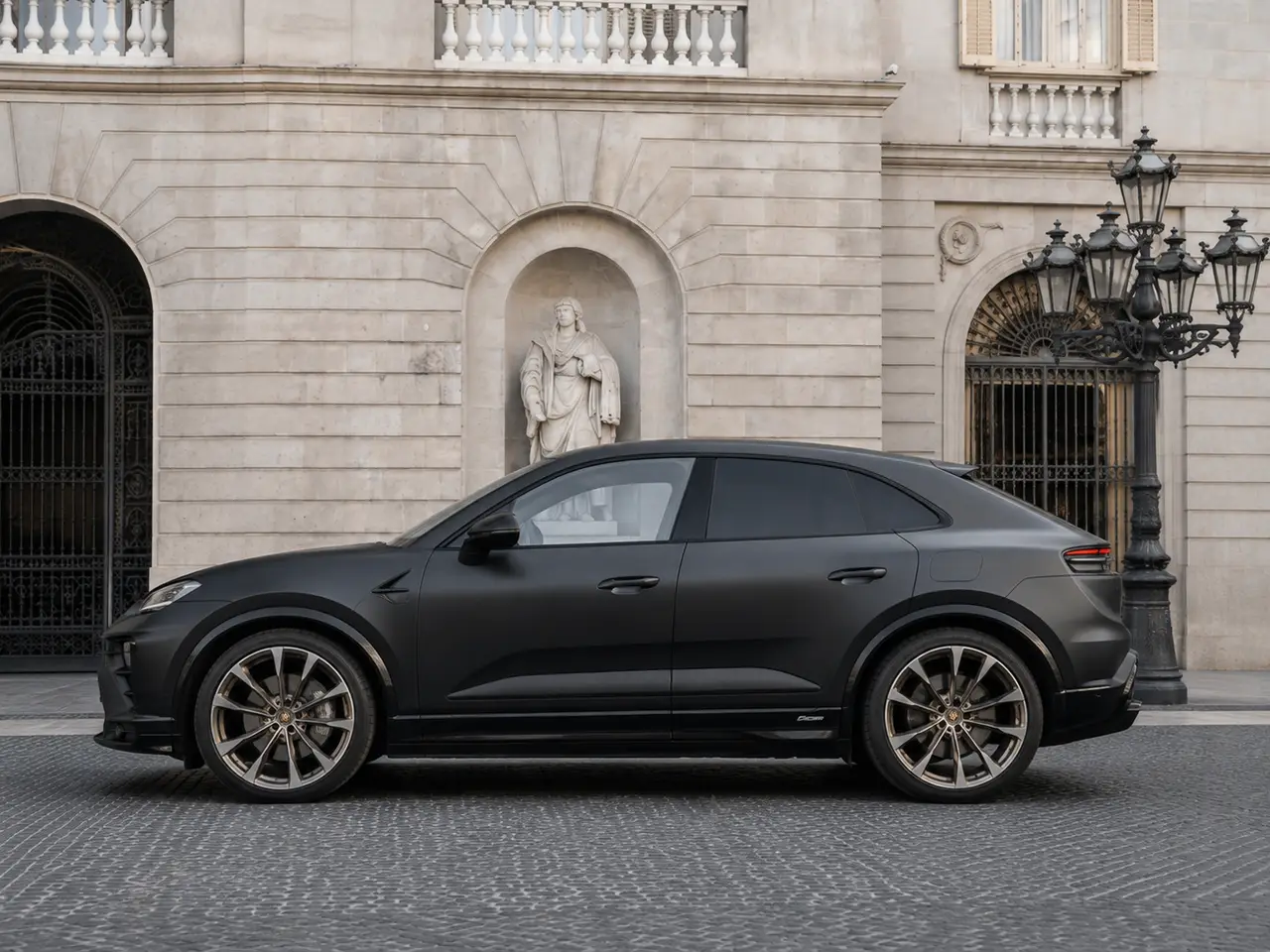 Porsche Macan 2024, extérieur — Geneva Luxury Car Rental, Genève. Porsche Macan à Genève Louer un Porsche Macan à Genève, c'est disposer d'un SUV 2024…